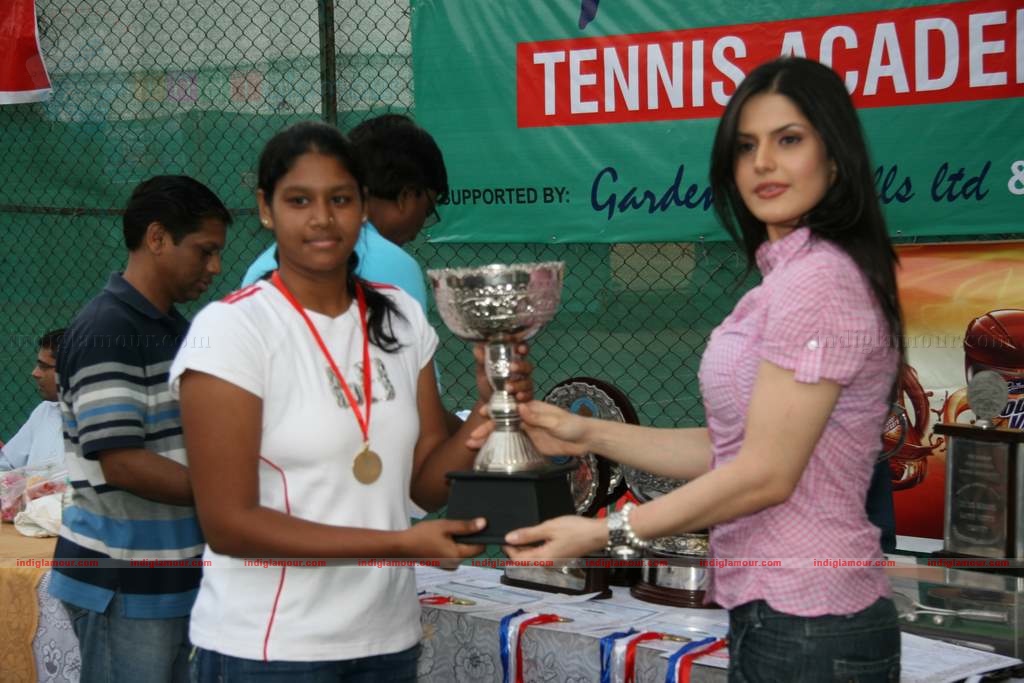 Zarine Khan at Tennis Academy event Event hd photo