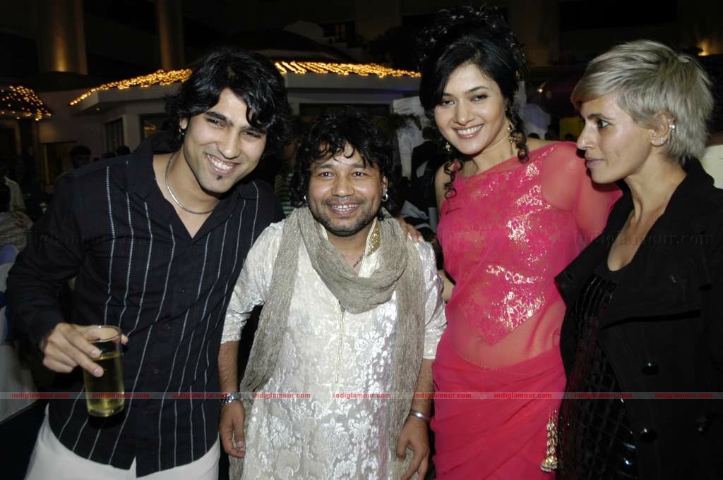 Kailash Kher's wedding anniversary bash Event hd photo