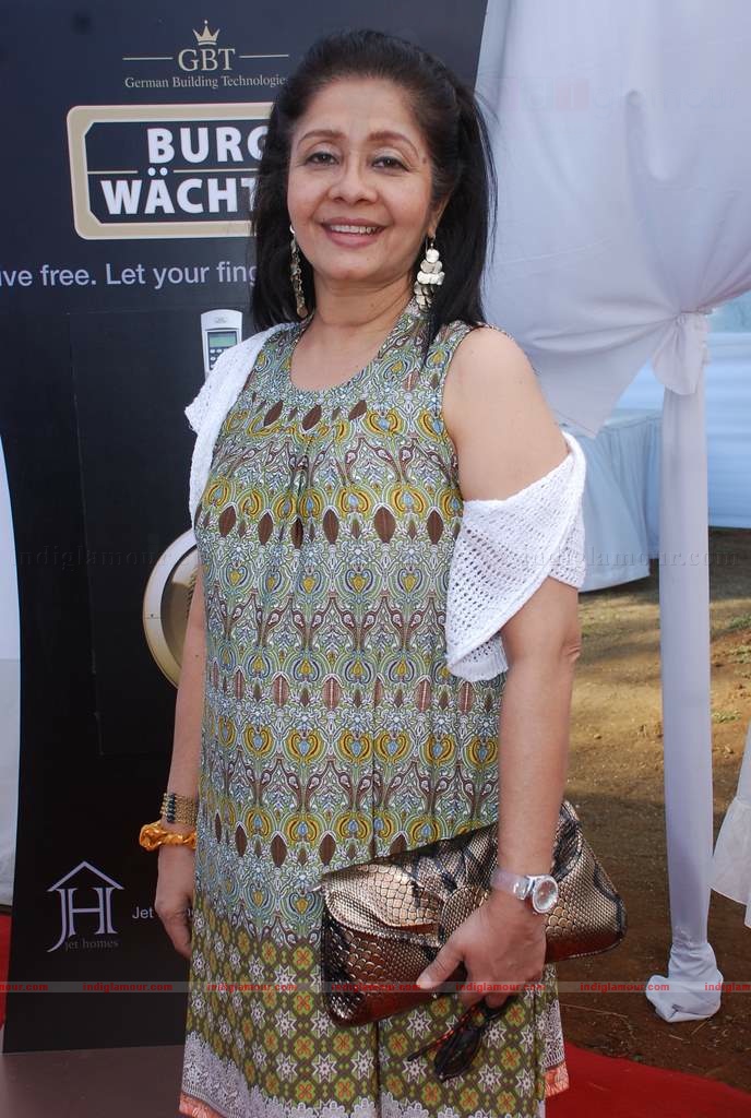 Genelia, Rhea Kapoor (sonia's sis) and Soniya Mehra at Elle Race Event hd photo