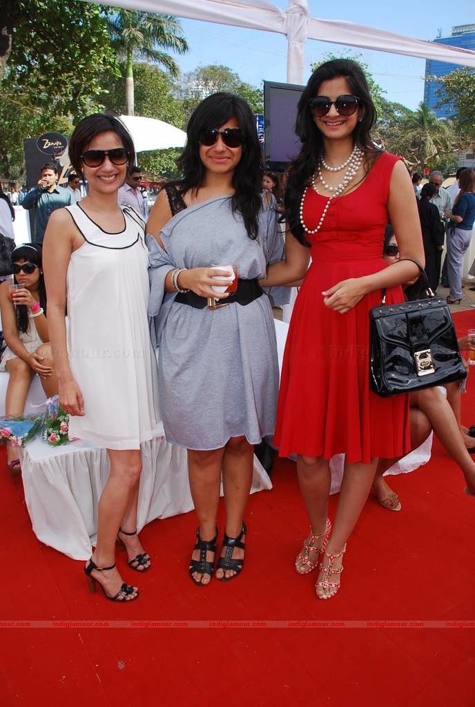 Genelia, Rhea Kapoor (sonia's sis) and Soniya Mehra at Elle Race Event hd photo