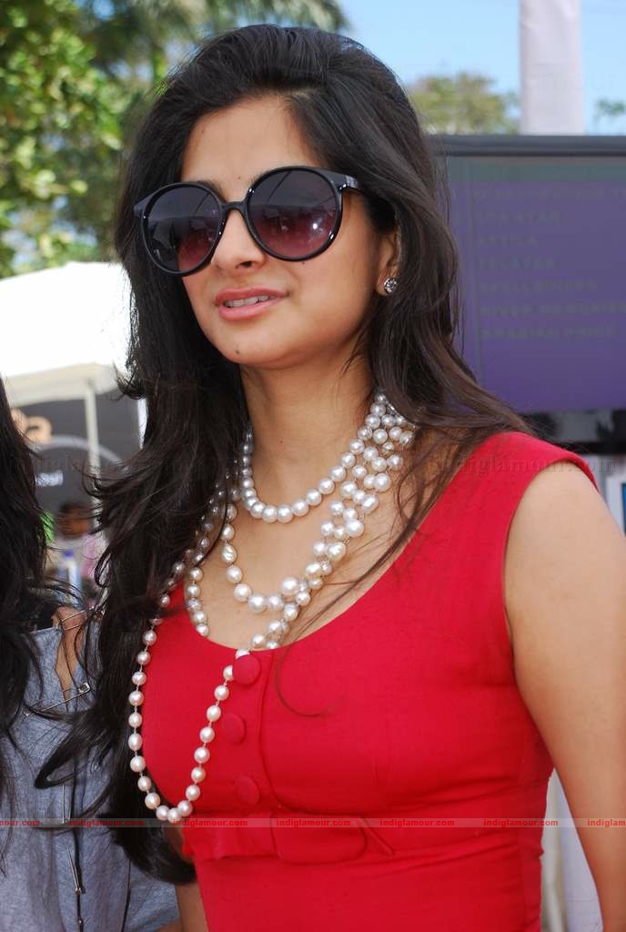 Genelia, Rhea Kapoor (sonia's sis) and Soniya Mehra at Elle Race Event hd photo