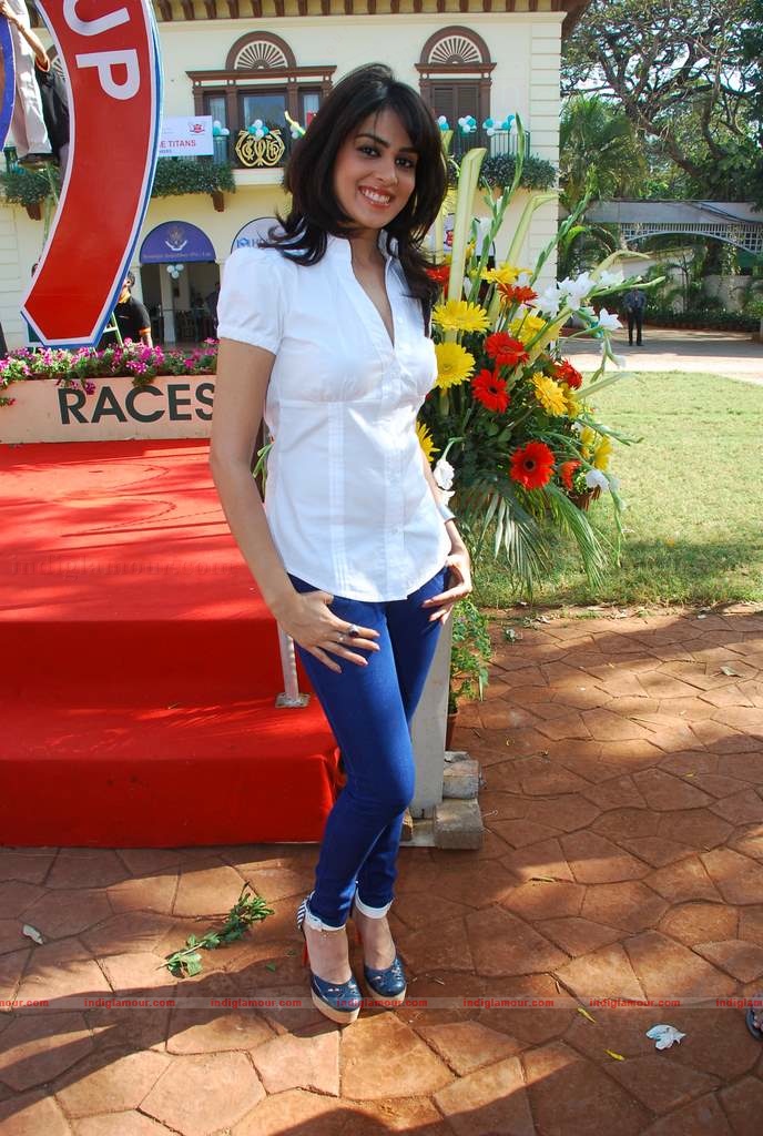 Genelia, Rhea Kapoor (sonia's sis) and Soniya Mehra at Elle Race Event hd photo