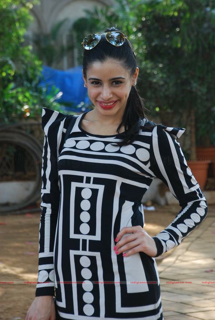Genelia, Rhea Kapoor (sonia's sis) and Soniya Mehra at Elle Race Event hd photo