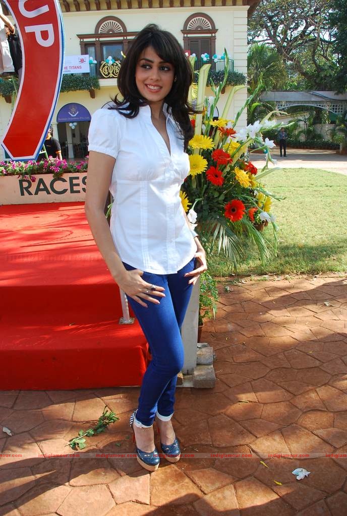 Genelia, Rhea Kapoor (sonia's sis) and Soniya Mehra at Elle Race Event hd photo