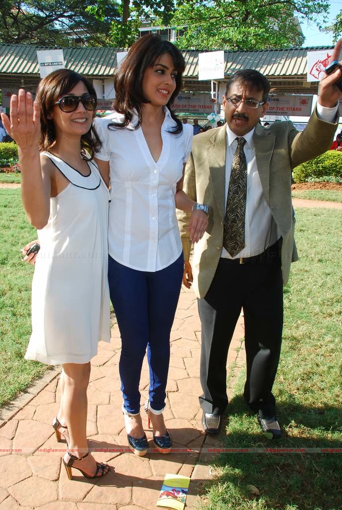 Genelia, Rhea Kapoor (sonia's sis) and Soniya Mehra at Elle Race Event hd photo