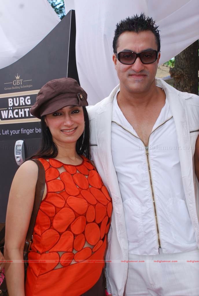 Genelia, Rhea Kapoor (sonia's sis) and Soniya Mehra at Elle Race Event hd photo