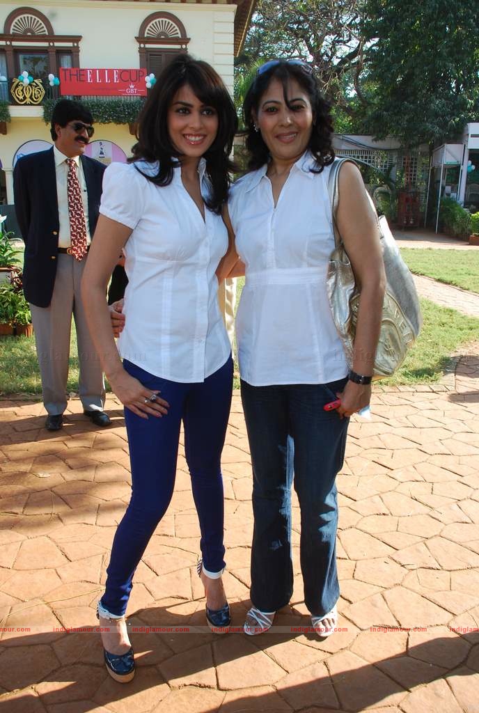 Genelia, Rhea Kapoor (sonia's sis) and Soniya Mehra at Elle Race Event hd photo