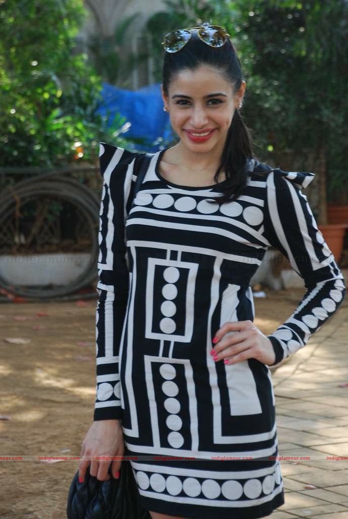 Genelia, Rhea Kapoor (sonia's sis) and Soniya Mehra at Elle Race Event hd photo