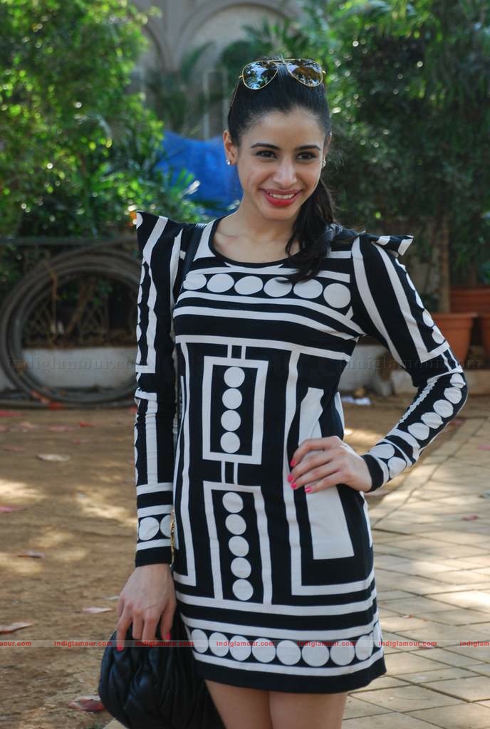 Genelia, Rhea Kapoor (sonia's sis) and Soniya Mehra at Elle Race Event hd photo