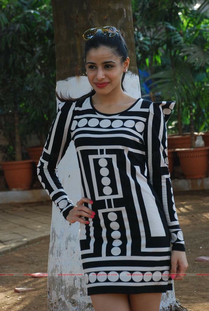 Genelia, Rhea Kapoor (sonia's sis) and Soniya Mehra at Elle Race Event hd photo