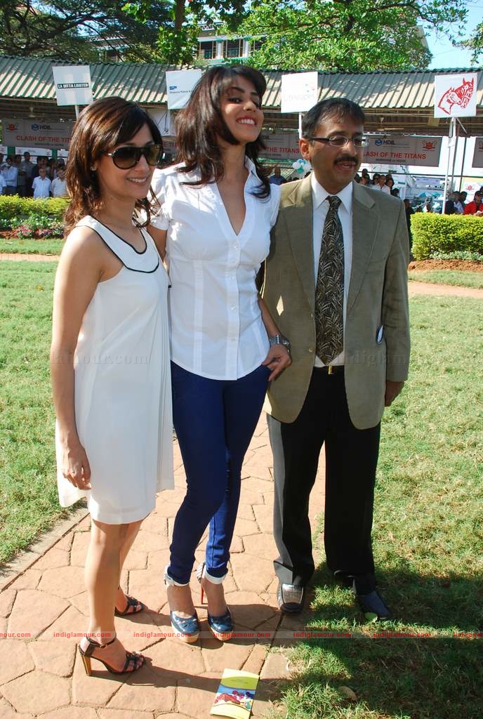 Genelia, Rhea Kapoor (sonia's sis) and Soniya Mehra at Elle Race Event hd photo