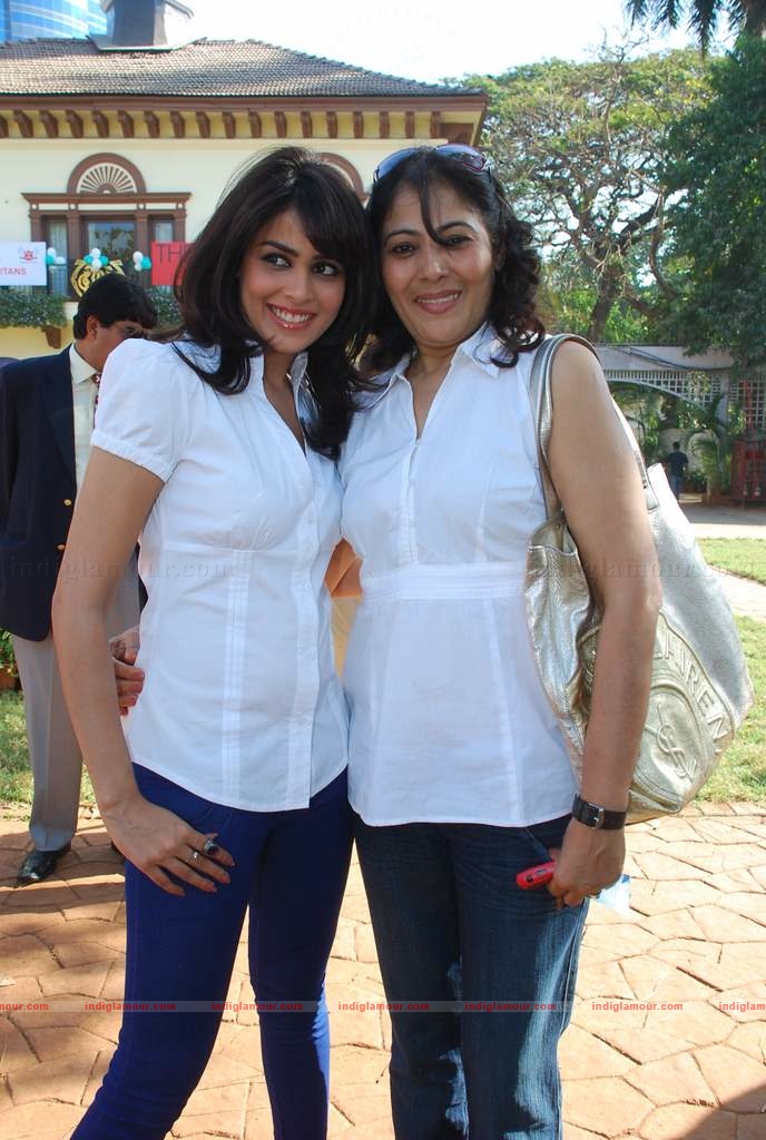 Genelia, Rhea Kapoor (sonia's sis) and Soniya Mehra at Elle Race Event hd photo