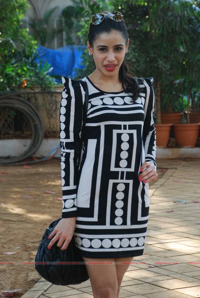 Genelia, Rhea Kapoor (sonia's sis) and Soniya Mehra at Elle Race Event hd photo