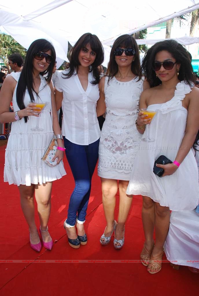 Genelia, Rhea Kapoor (sonia's sis) and Soniya Mehra at Elle Race Event hd photo