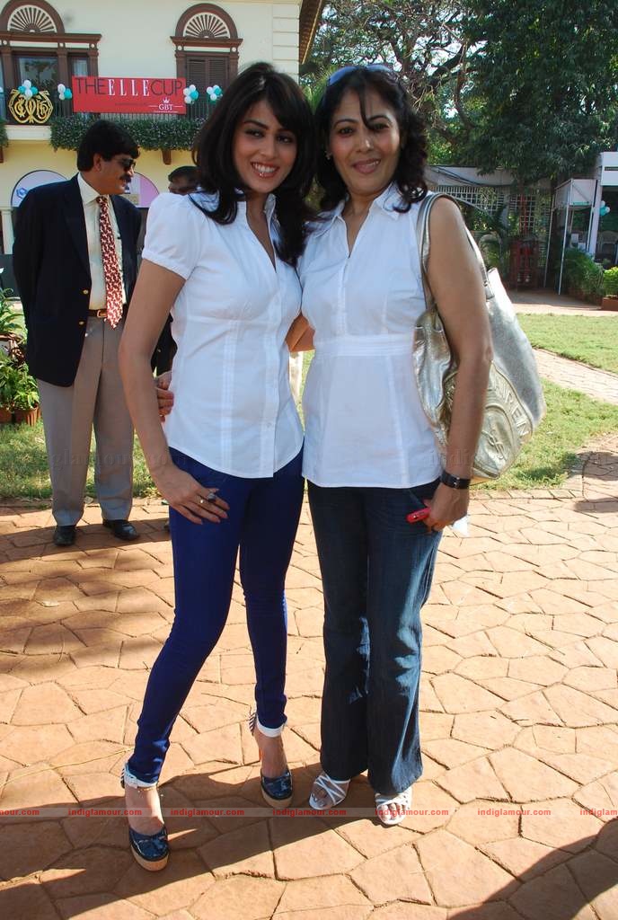 Genelia, Rhea Kapoor (sonia's sis) and Soniya Mehra at Elle Race Event hd photo