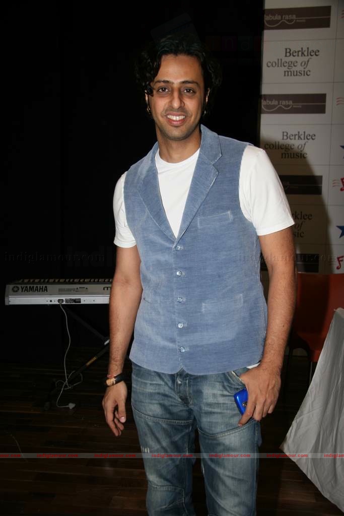 Sharaddha Kapoor and rest of the cast of Teen Patti at Berkley school inauguration Event hd photo