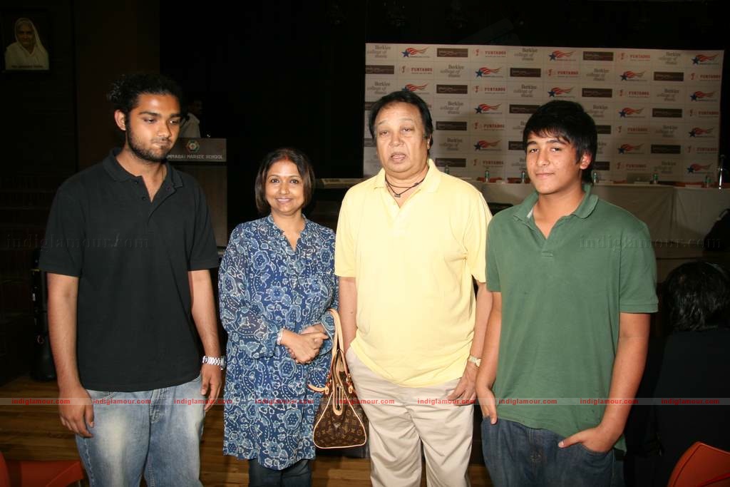 Sharaddha Kapoor and rest of the cast of Teen Patti at Berkley school inauguration Event hd photo