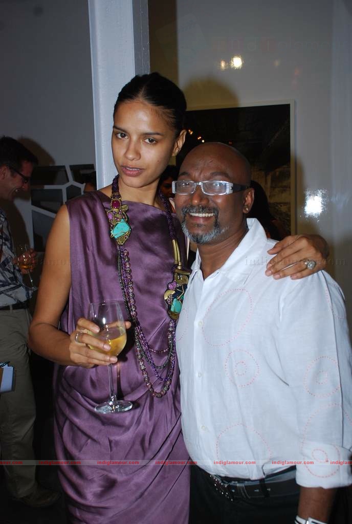Carol Gracias at Mattheiu Foss art Gallery showcase Event hd photo