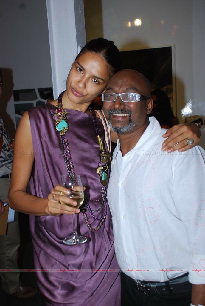 Carol Gracias at Mattheiu Foss art Gallery showcase Event hd photo