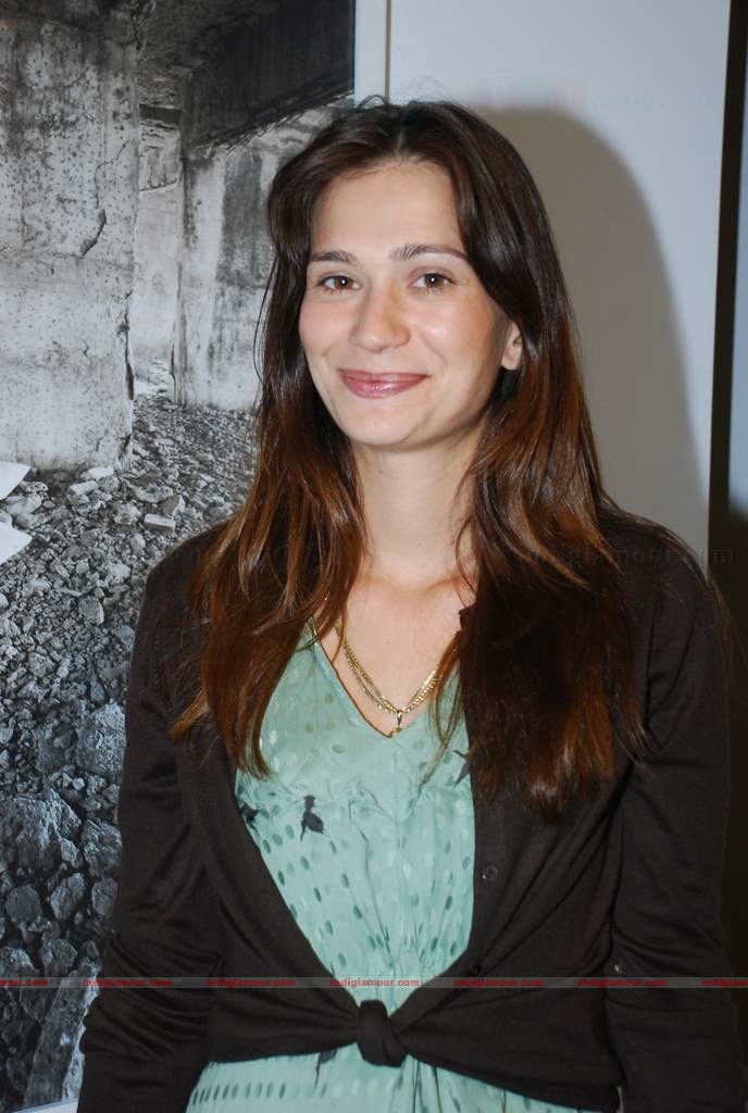 Carol Gracias at Mattheiu Foss art Gallery showcase Event hd photo