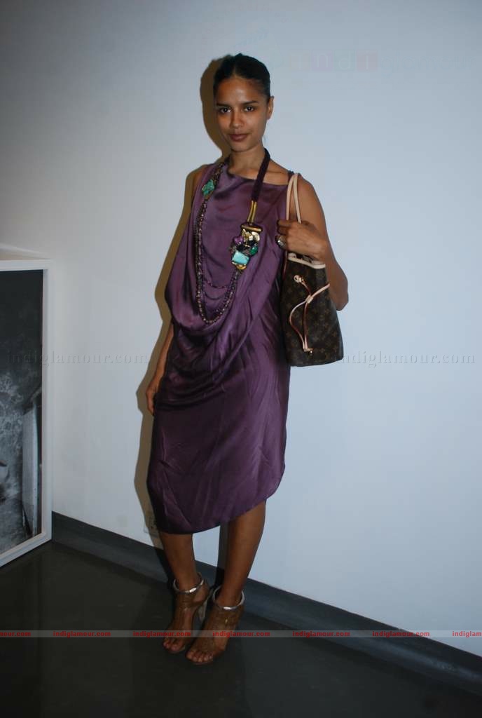 Carol Gracias at Mattheiu Foss art Gallery showcase Event hd photo