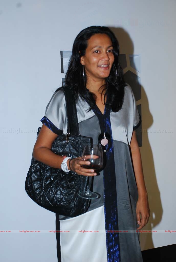 Carol Gracias at Mattheiu Foss art Gallery showcase Event hd photo
