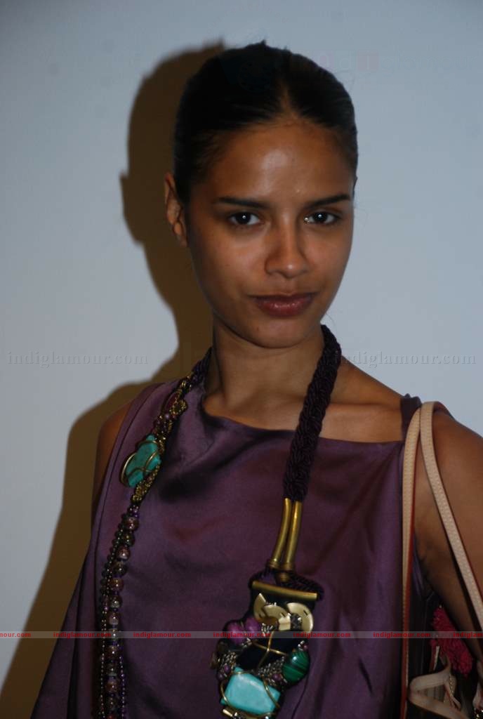 Carol Gracias at Mattheiu Foss art Gallery showcase Event hd photo