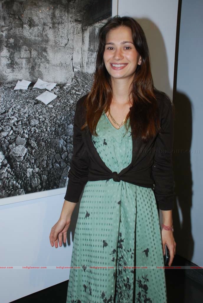 Carol Gracias at Mattheiu Foss art Gallery showcase Event hd photo