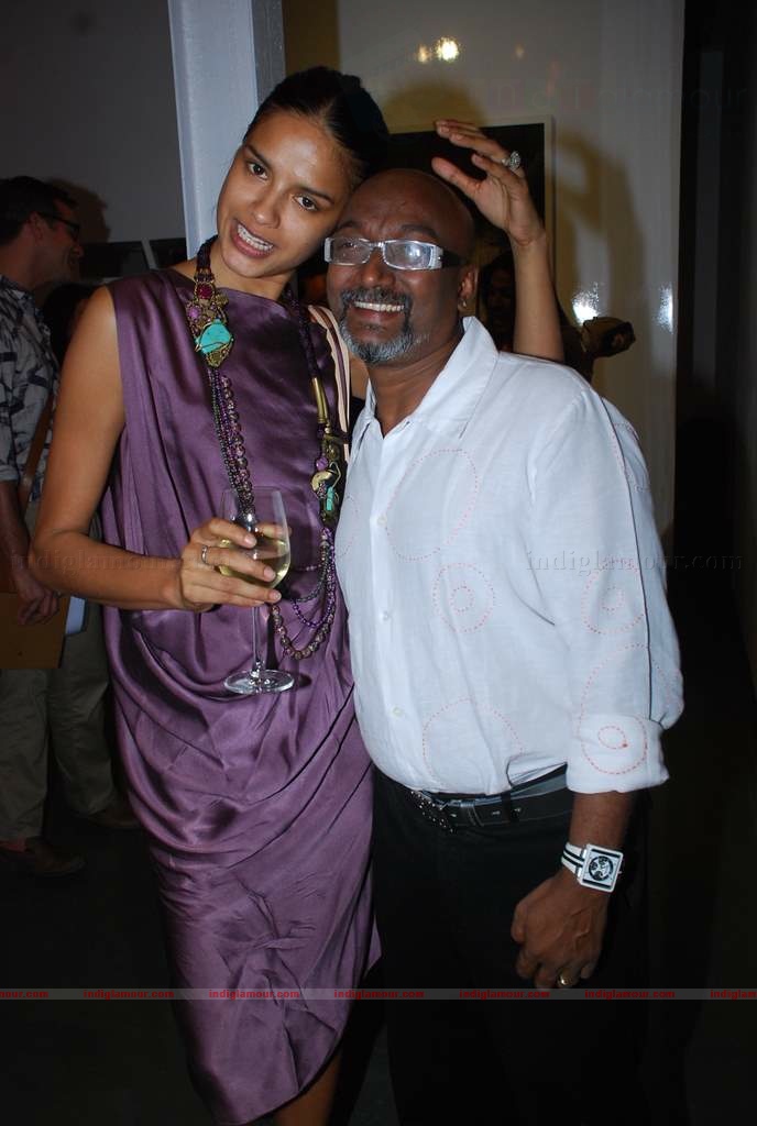 Carol Gracias at Mattheiu Foss art Gallery showcase Event hd photo