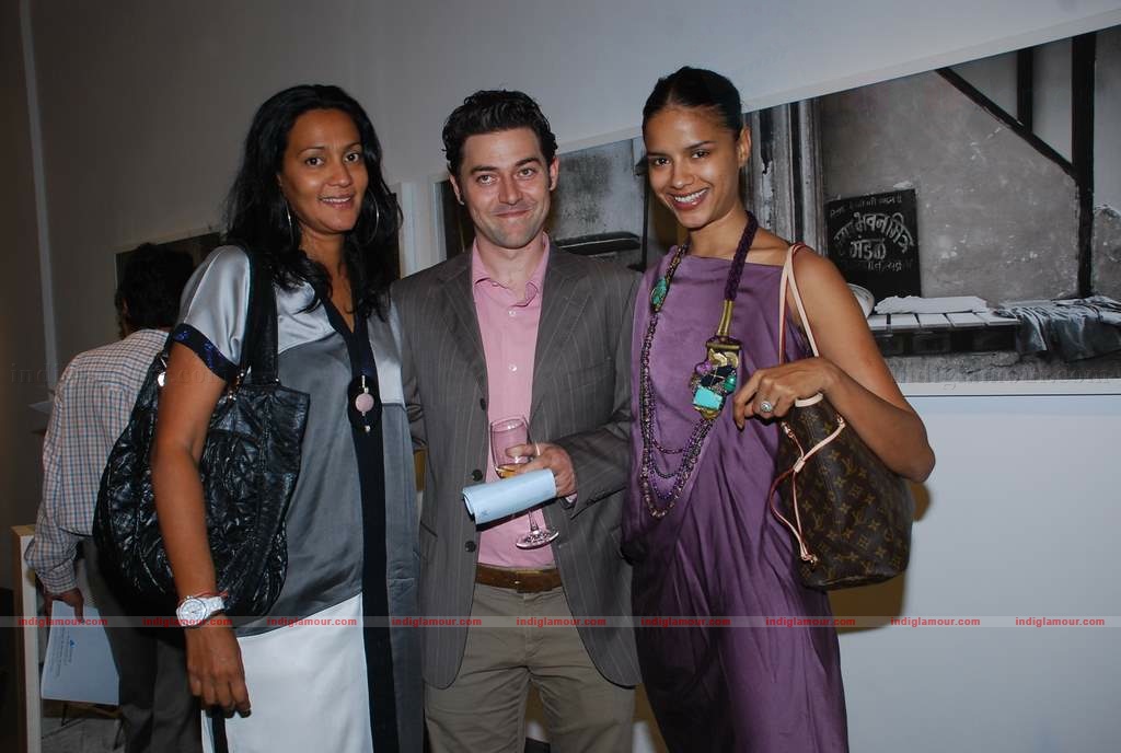 Carol Gracias at Mattheiu Foss art Gallery showcase Event hd photo