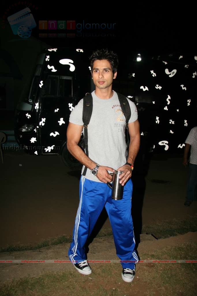 Shahid Genelia on top of a car to promote Chance Pe Dance Event hd photo