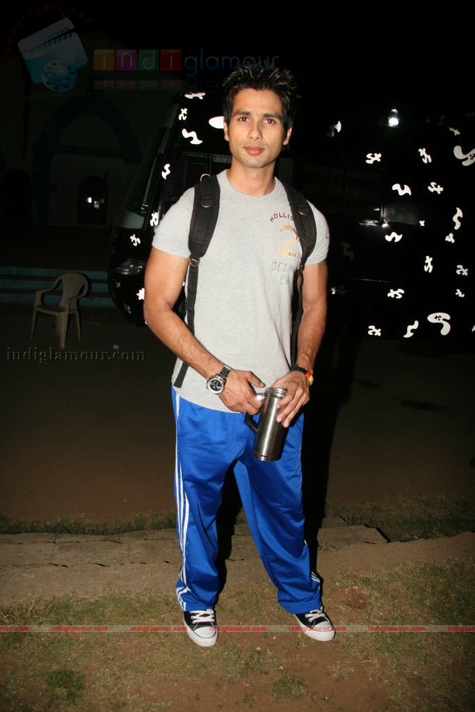 Shahid Genelia on top of a car to promote Chance Pe Dance Event hd photo