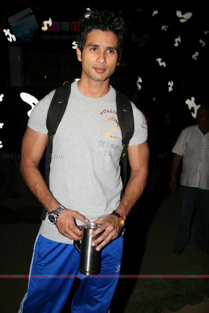 Shahid Genelia on top of a car to promote Chance Pe Dance Event hd photo