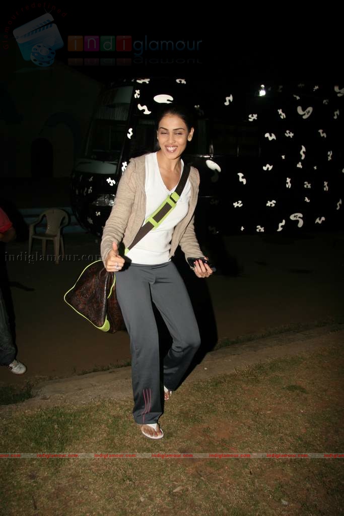 Shahid Genelia on top of a car to promote Chance Pe Dance Event hd photo