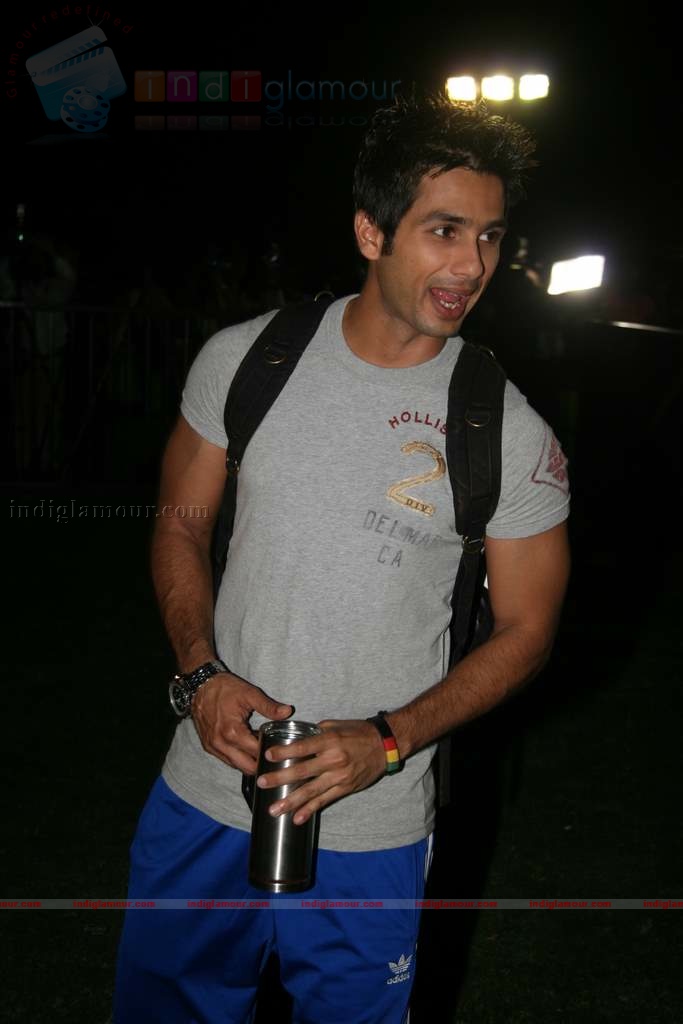 Shahid Genelia on top of a car to promote Chance Pe Dance Event hd photo