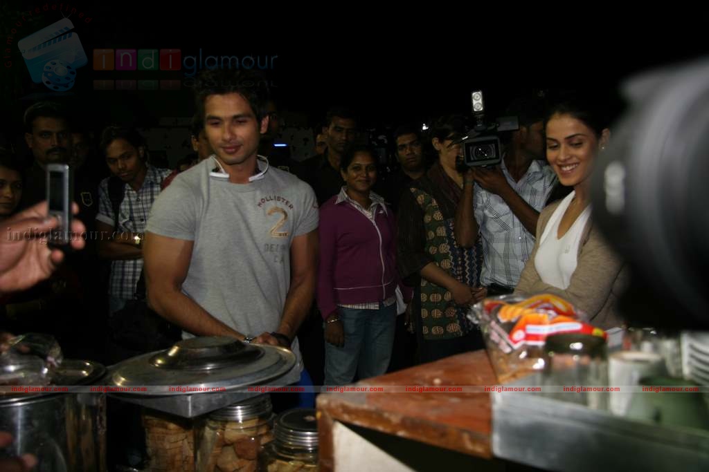 Shahid Genelia on top of a car to promote Chance Pe Dance Event hd photo
