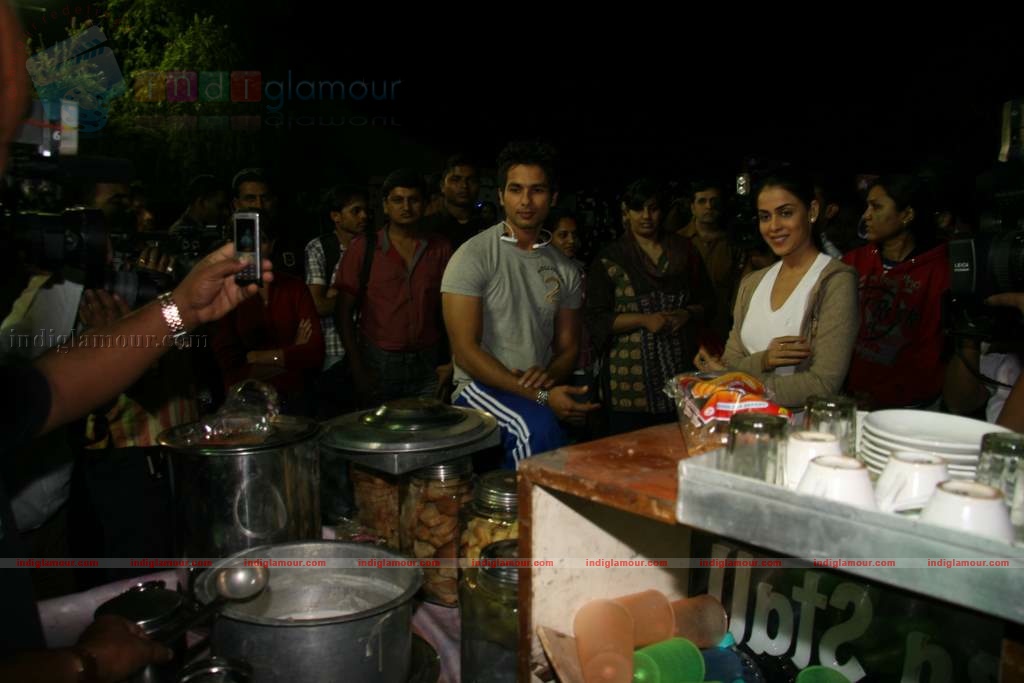 Shahid Genelia on top of a car to promote Chance Pe Dance Event hd photo