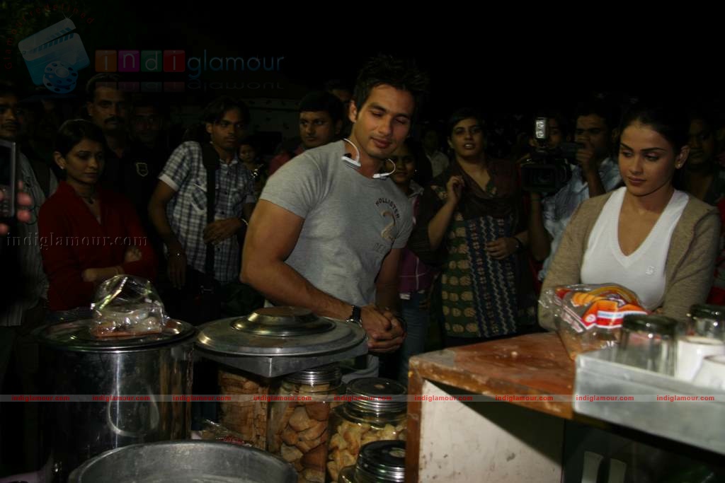 Shahid Genelia on top of a car to promote Chance Pe Dance Event hd photo