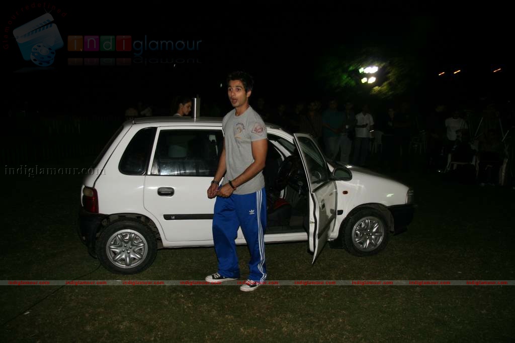 Shahid Genelia on top of a car to promote Chance Pe Dance Event hd photo