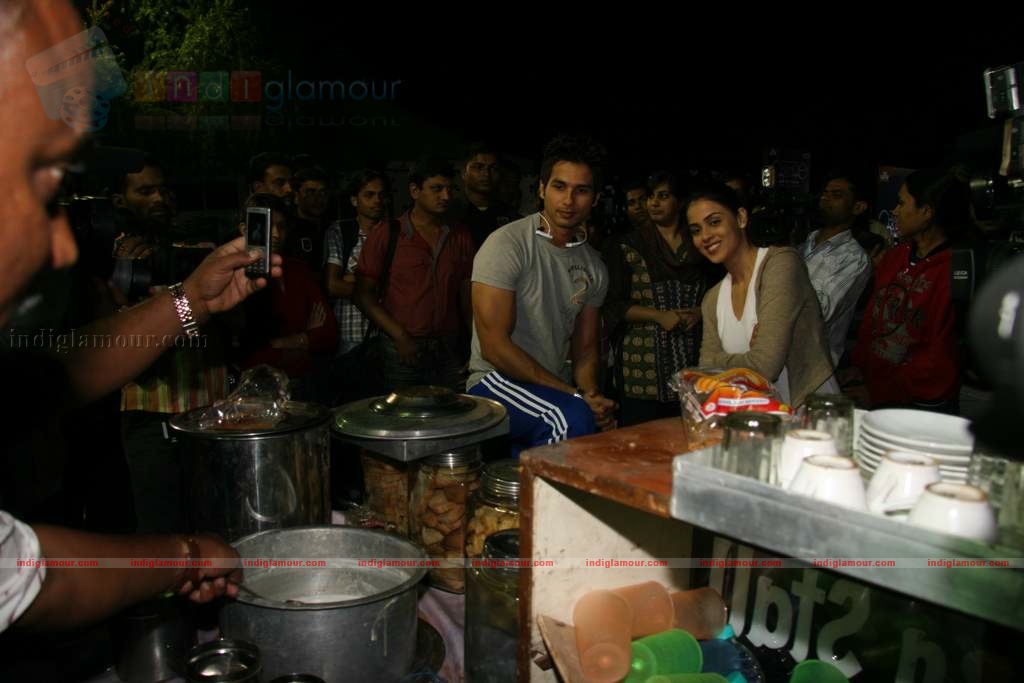 Shahid Genelia on top of a car to promote Chance Pe Dance Event hd photo