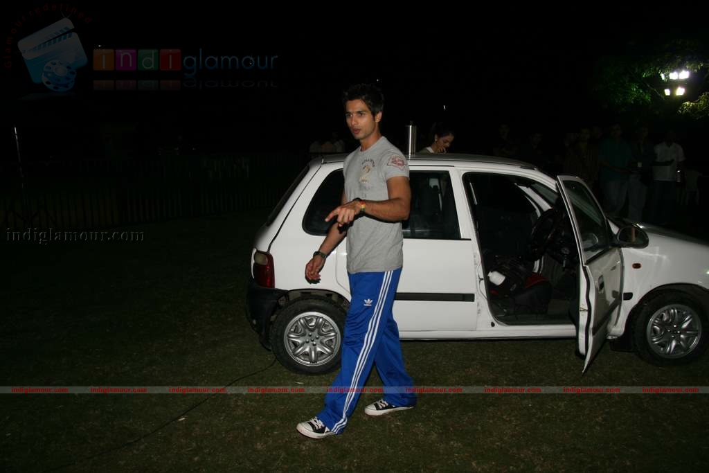 Shahid Genelia on top of a car to promote Chance Pe Dance Event hd photo