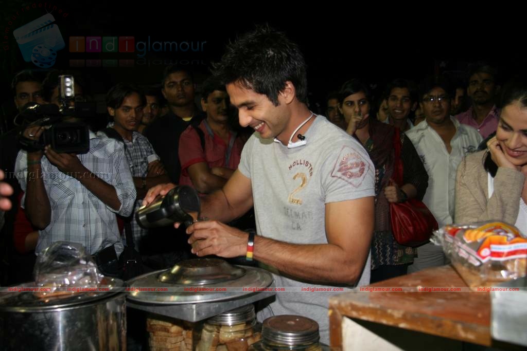 Shahid Genelia on top of a car to promote Chance Pe Dance Event hd photo
