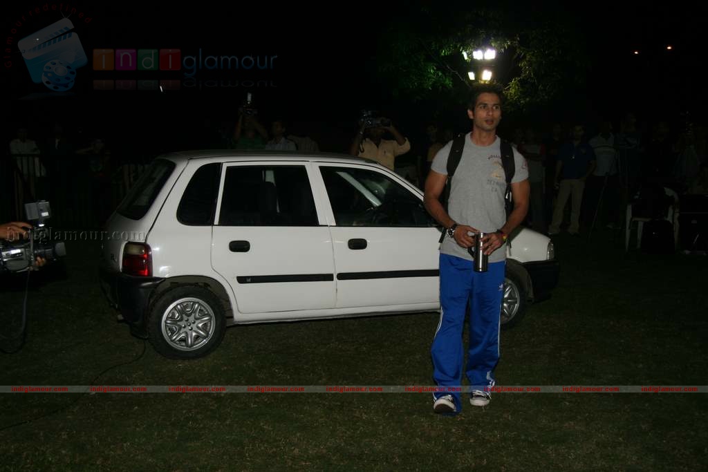 Shahid Genelia on top of a car to promote Chance Pe Dance Event hd photo