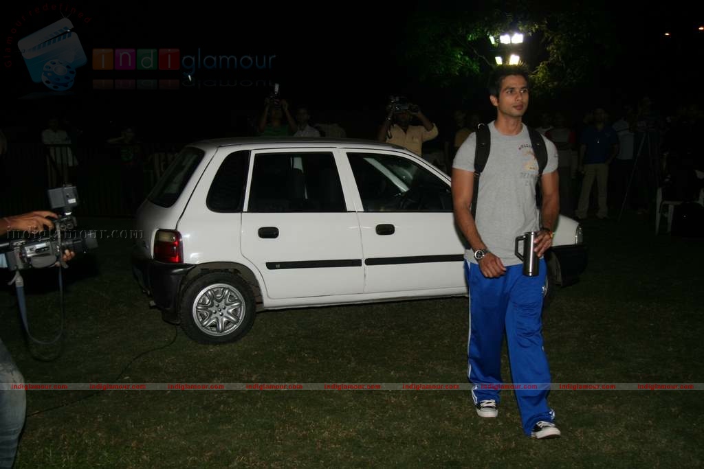 Shahid Genelia on top of a car to promote Chance Pe Dance Event hd photo
