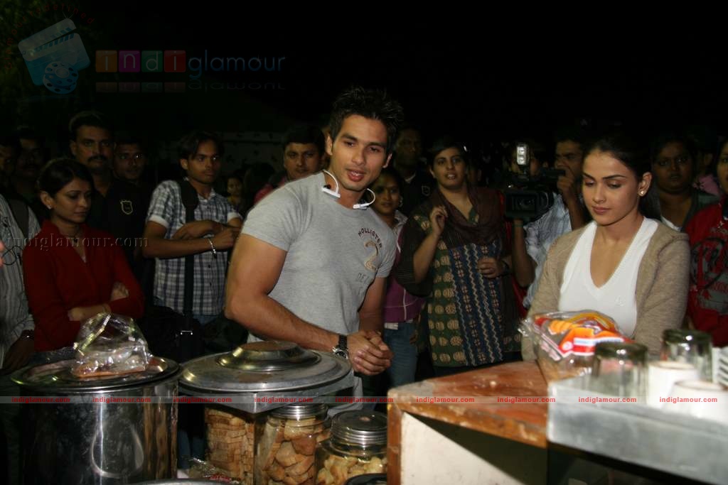 Shahid Genelia on top of a car to promote Chance Pe Dance Event hd photo