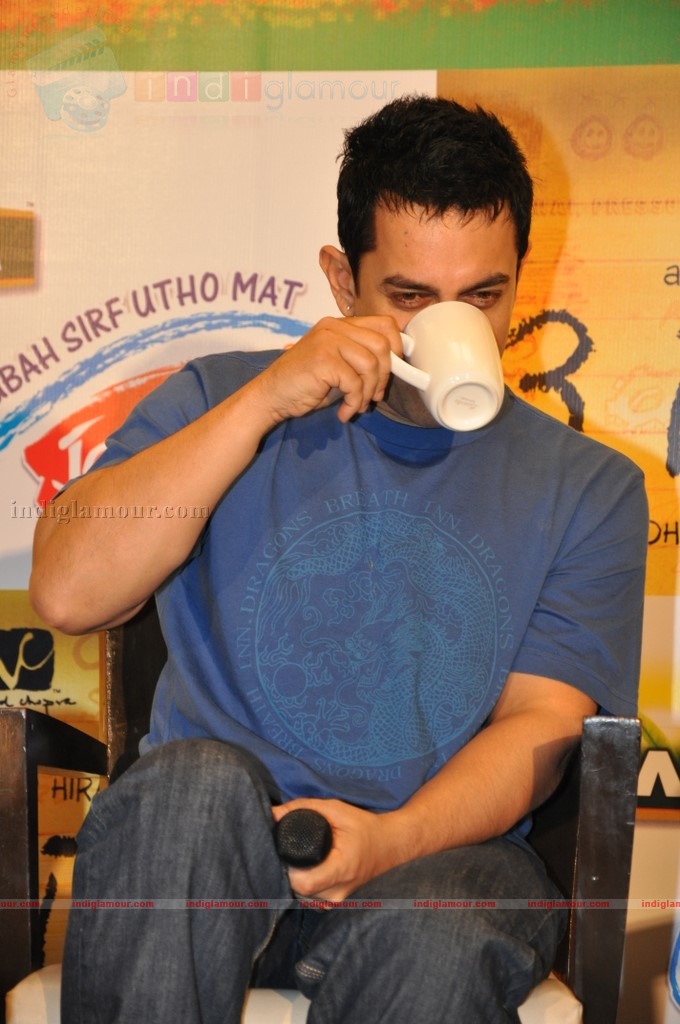 Aamir Khan meet Tata Tea-3 Idiots contest winners Event hd photo