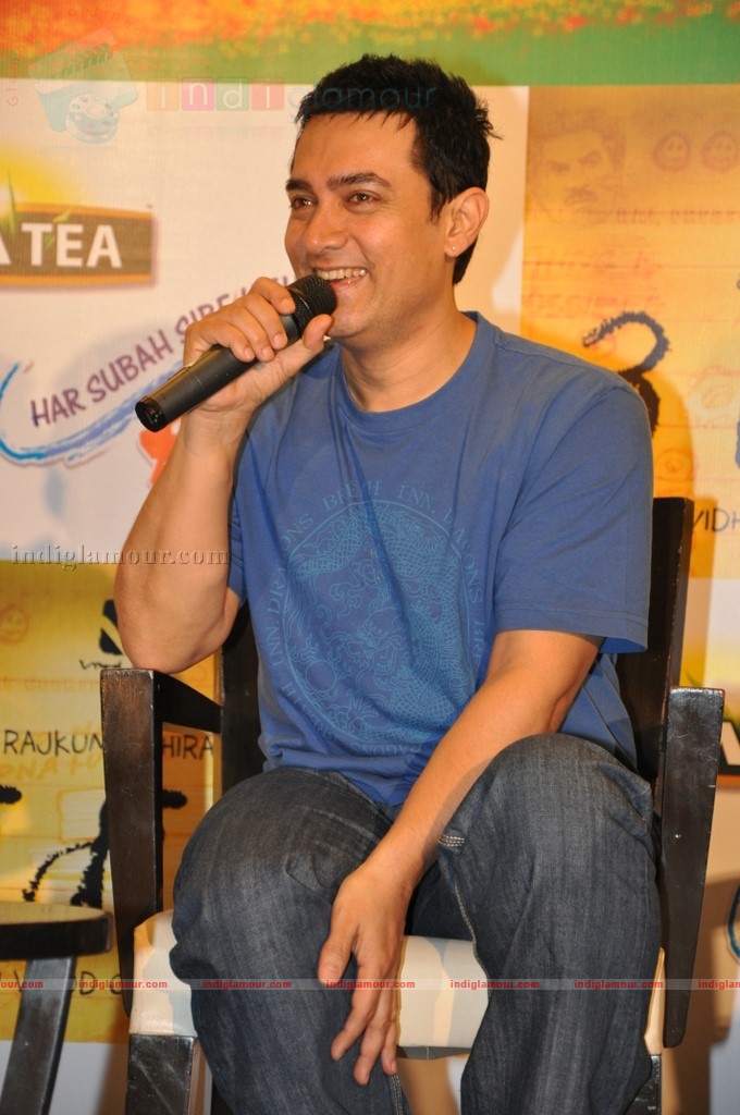 Aamir Khan meet Tata Tea-3 Idiots contest winners Event hd photo