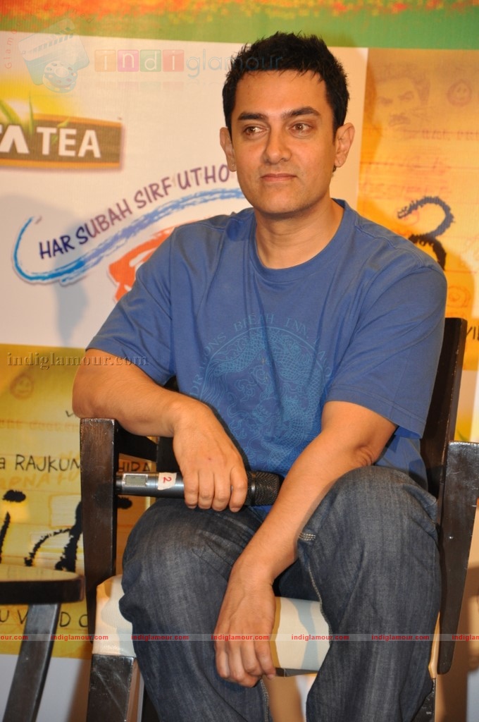 Aamir Khan meet Tata Tea-3 Idiots contest winners Event hd photo