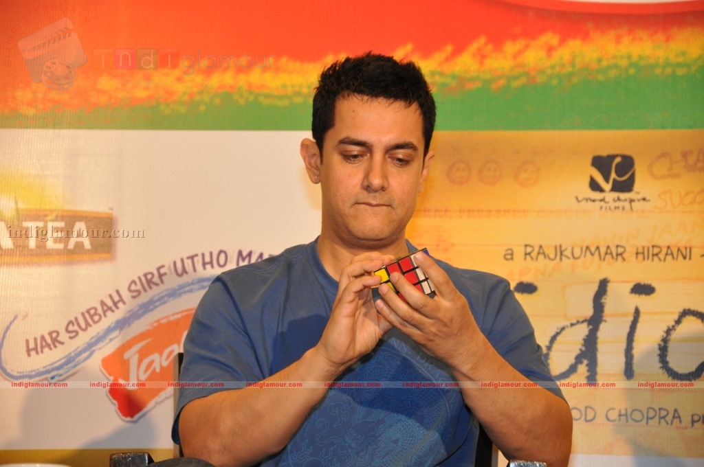 Aamir Khan meet Tata Tea-3 Idiots contest winners Event hd photo