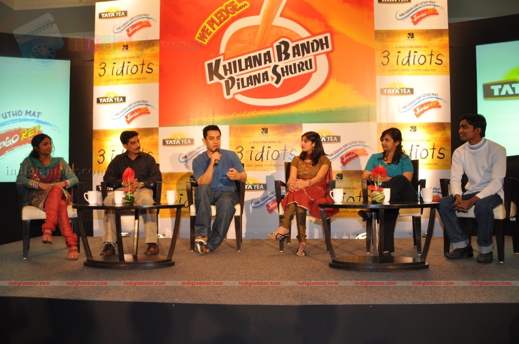 Aamir Khan meet Tata Tea-3 Idiots contest winners Event hd photo